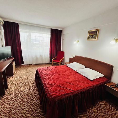 Hotel Flora Ντρομπέτα-Τούρνου Σεβερίν Εξωτερικό φωτογραφία