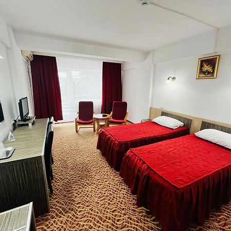Hotel Flora Ντρομπέτα-Τούρνου Σεβερίν Εξωτερικό φωτογραφία