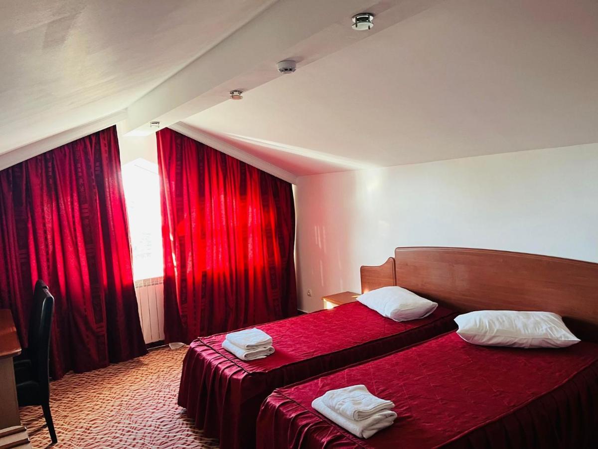 Hotel Flora Ντρομπέτα-Τούρνου Σεβερίν Εξωτερικό φωτογραφία