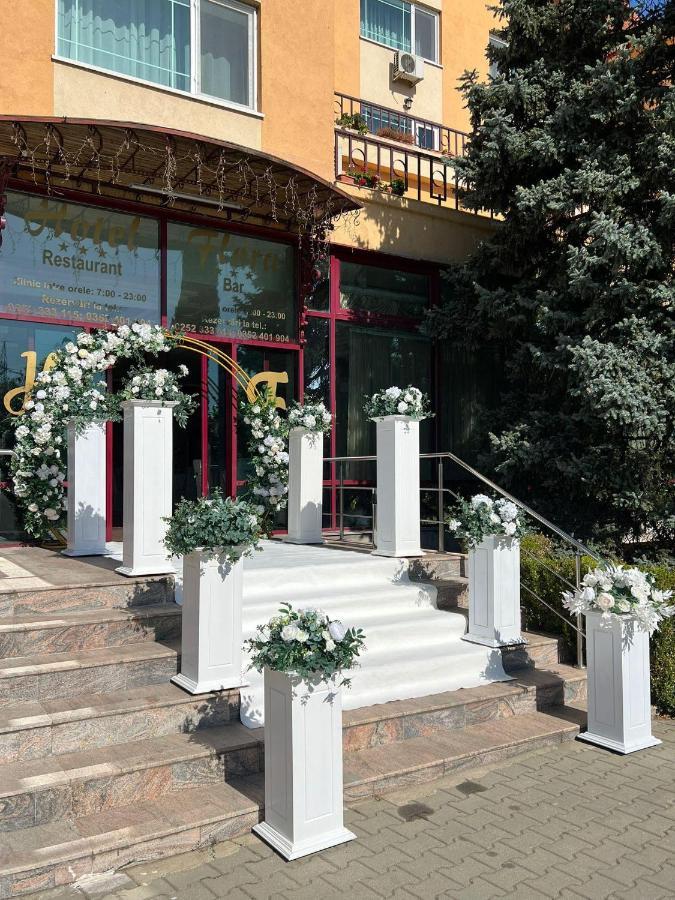 Hotel Flora Ντρομπέτα-Τούρνου Σεβερίν Εξωτερικό φωτογραφία