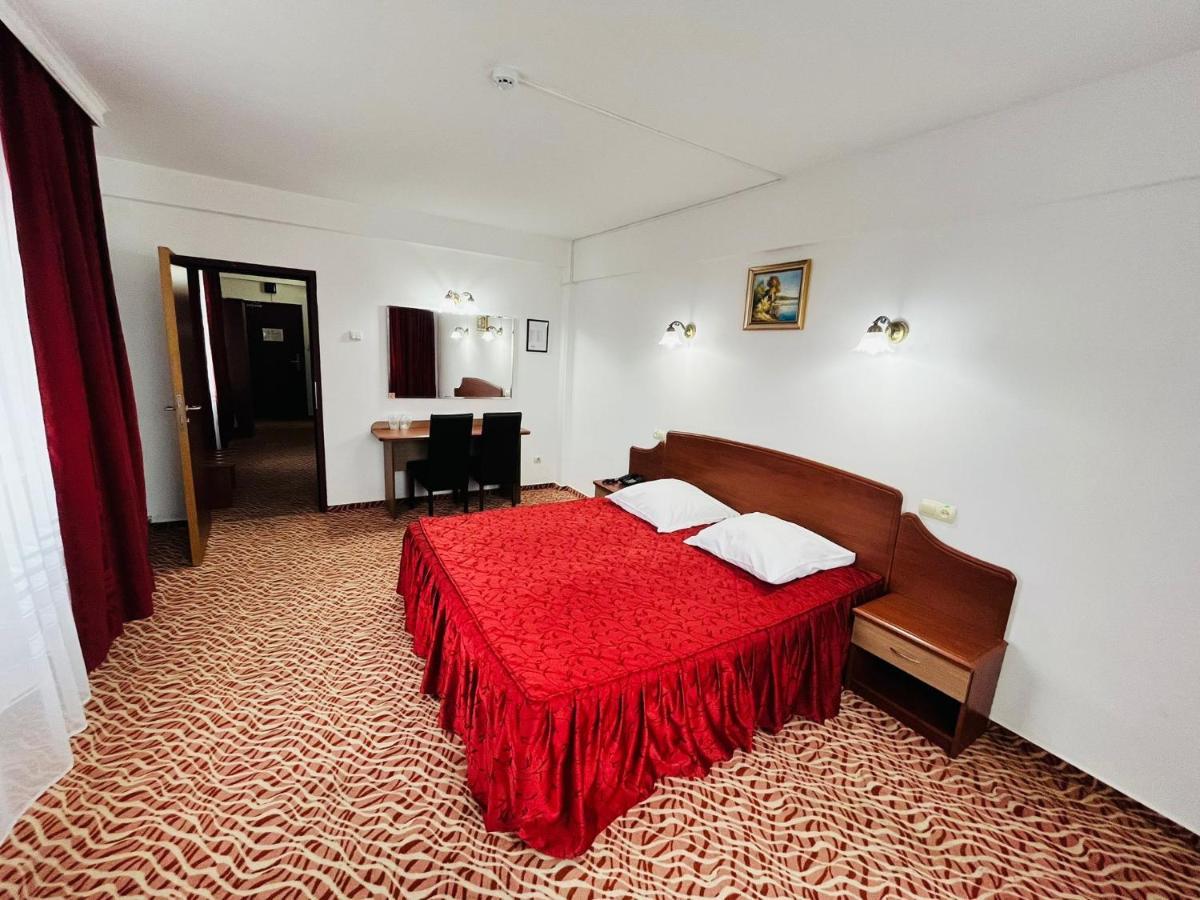 Hotel Flora Ντρομπέτα-Τούρνου Σεβερίν Εξωτερικό φωτογραφία