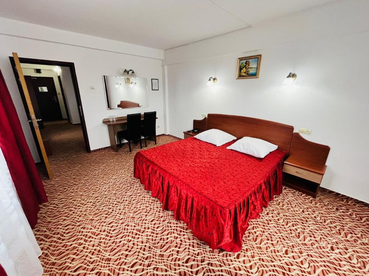 Hotel Flora Ντρομπέτα-Τούρνου Σεβερίν Εξωτερικό φωτογραφία