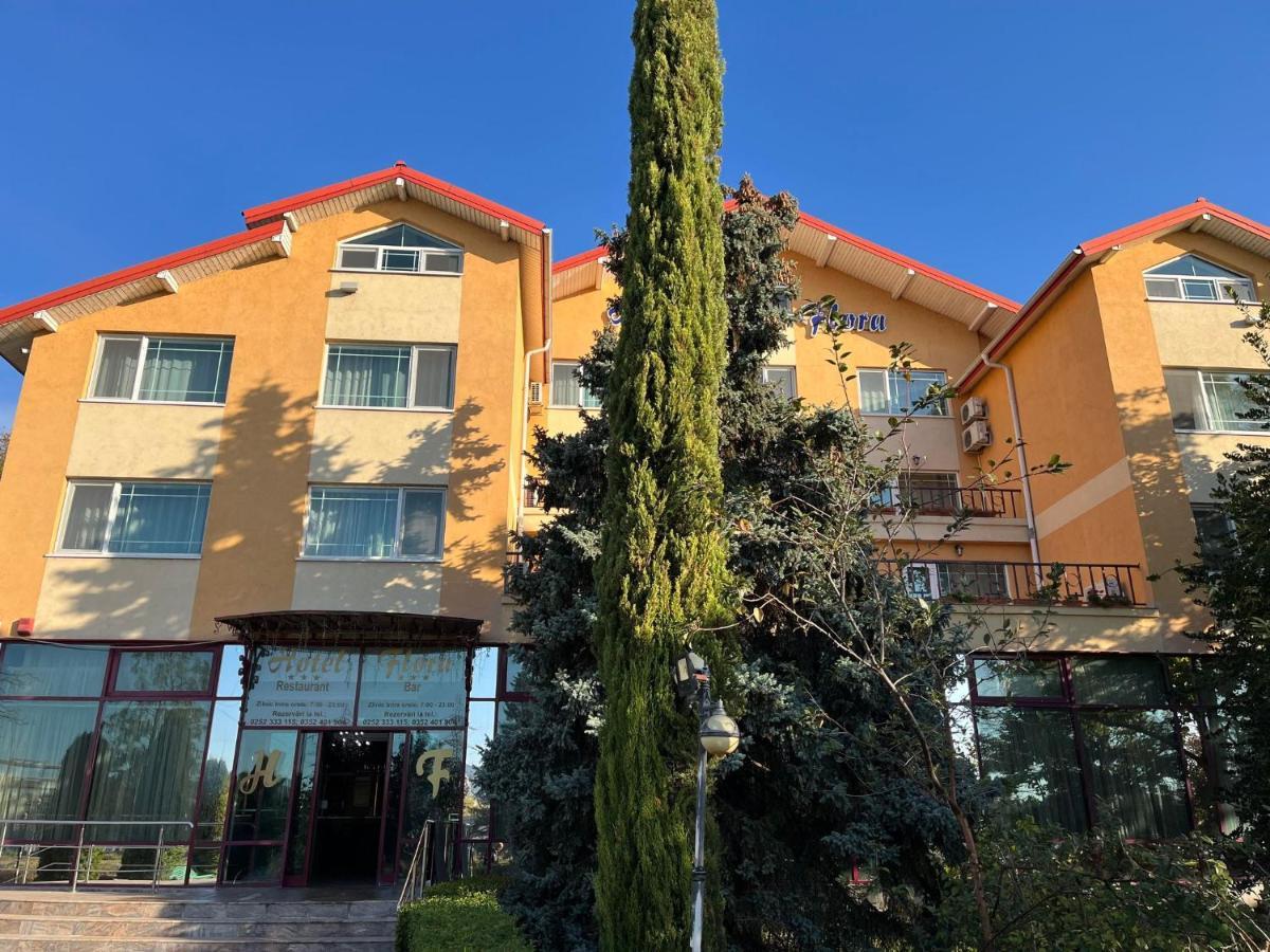 Hotel Flora Ντρομπέτα-Τούρνου Σεβερίν Εξωτερικό φωτογραφία