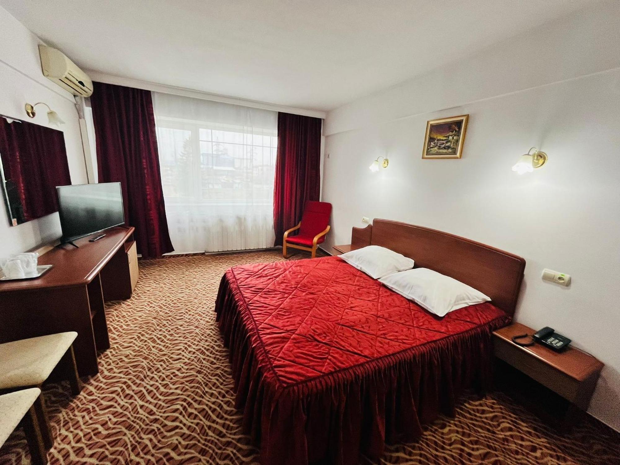 Hotel Flora Ντρομπέτα-Τούρνου Σεβερίν Εξωτερικό φωτογραφία