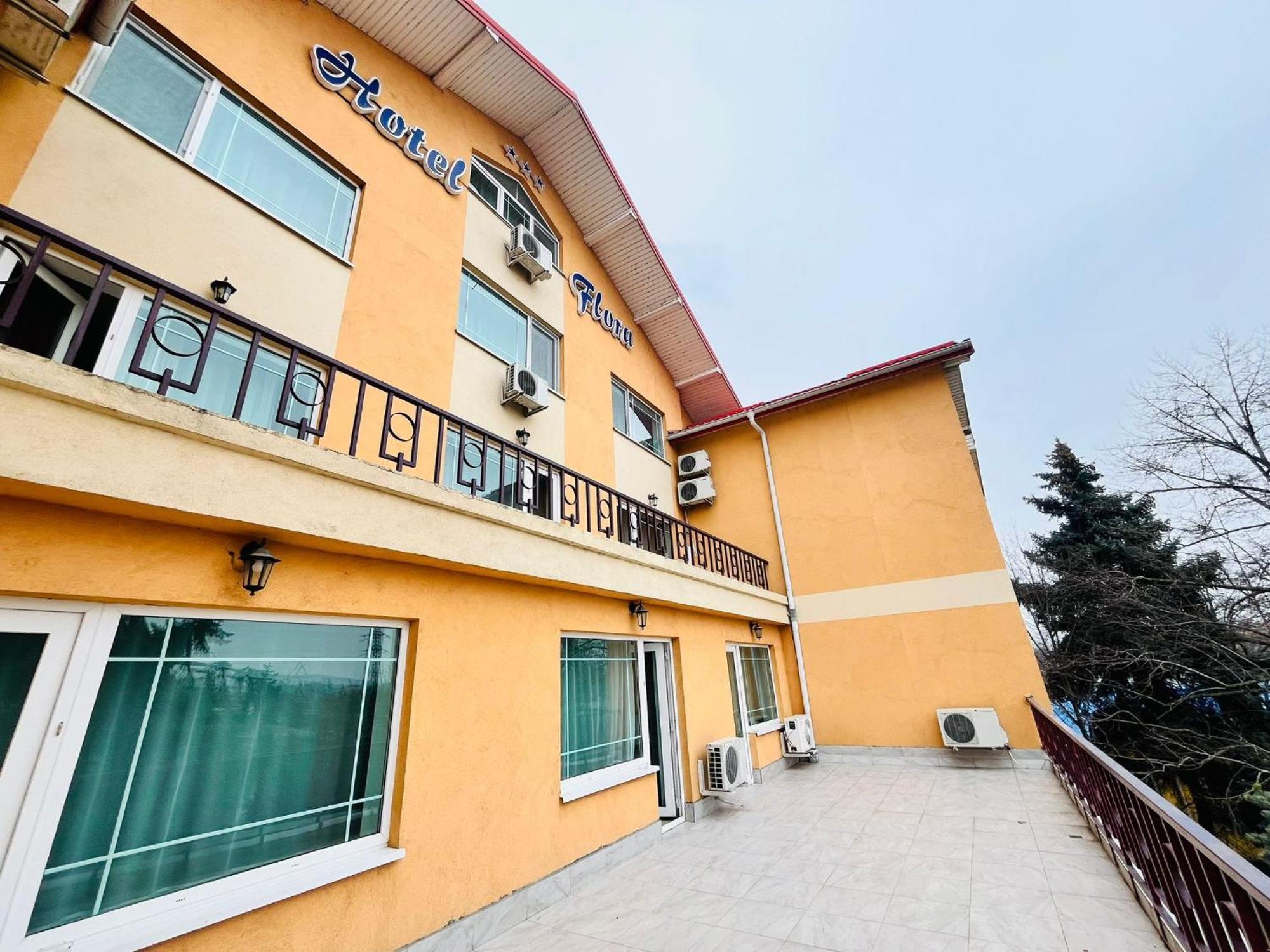 Hotel Flora Ντρομπέτα-Τούρνου Σεβερίν Εξωτερικό φωτογραφία